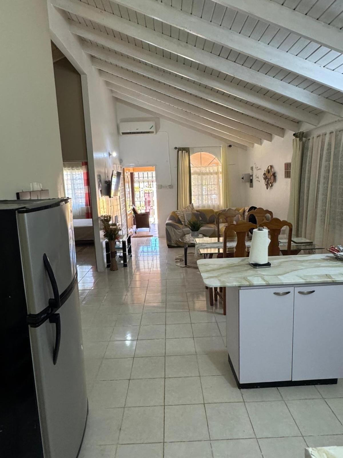 Rhyne Park Inn Montego Bay Buitenkant foto