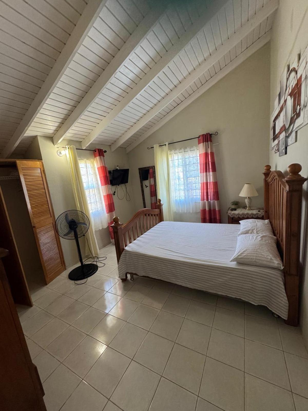 Rhyne Park Inn Montego Bay Buitenkant foto